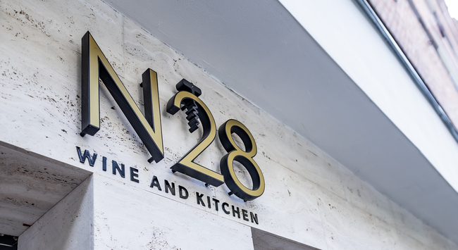 Sajt- és borkóstoló az N28 Wein & Kitchen borétteremben. HOL Magazin 2023.