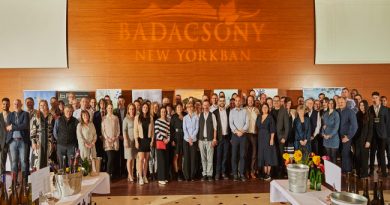 A kiállító badacsonyi borászok a 2023. évi Badacsony New Yorkban rendezvényen a New York Palota Roma termében. HOL Magazin 2023.