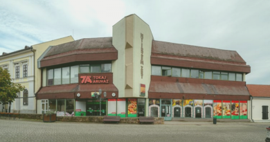 Tokaj főtér, a lebontandó áruházépület. HOL Magazin 2023.