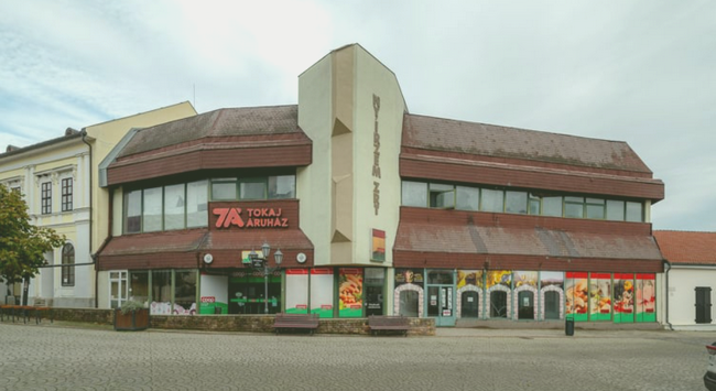Tokaj főtér, a lebontandó áruházépület. HOL Magazin 2023.