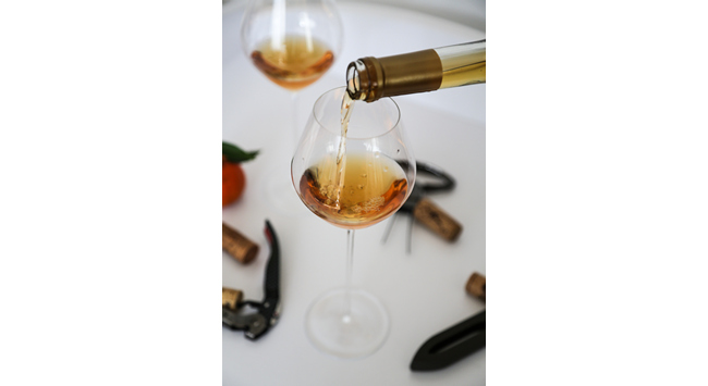 AszúGlass. Különleges pohár a világ legjobb édes borának kóstolásához. HOL Magazin 2023.