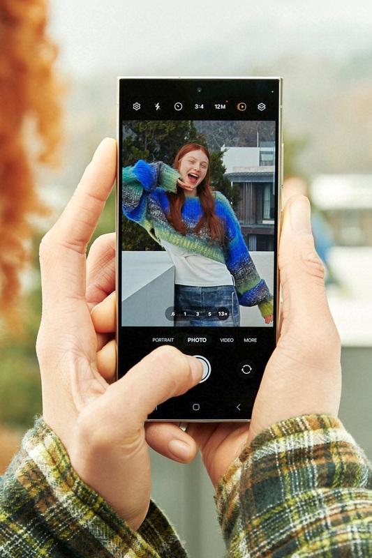 Megjelent a Samsung Galaxy S 24. Mobiltelefonok az AI segítségével. HOL Magazin 2024.