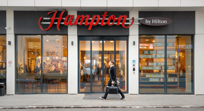 Kiállítások is a Hampton by Hilton épületében. HOL Magazin 2024.