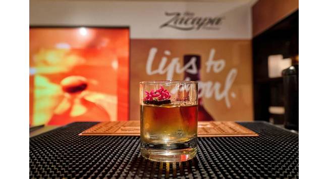 Zacapa coktail bemutató a Code Showroomban. HOL Magazin 2024.