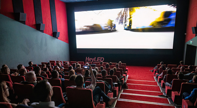 Az Avatar: Tűz és Hamu magyarországi premiere 2025. december 18-án lesz, a HFR-változat pedig Magyarország első és egyetlen LED-mozitermében, a Kultik Csepel Moziban is látható lesz. HOL Magazin 2025.