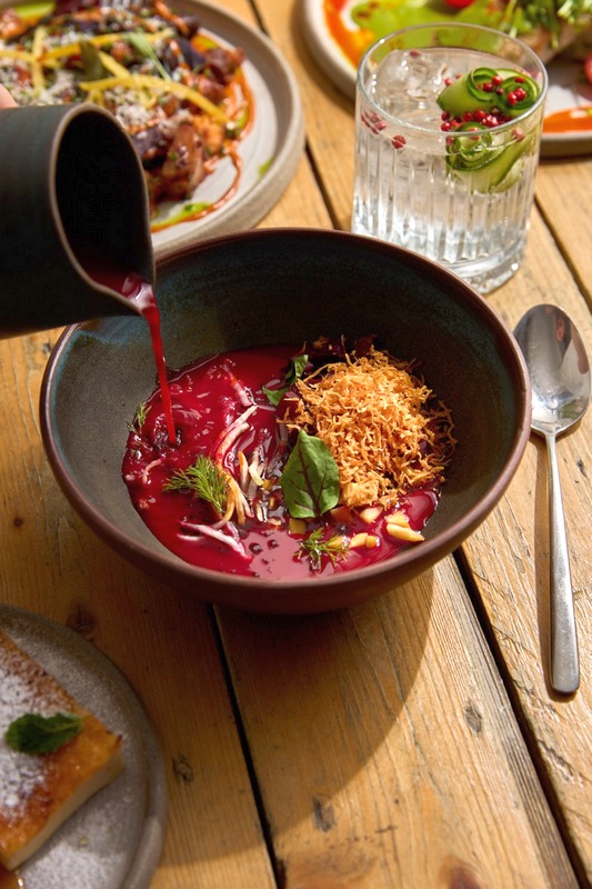 Céklaleves. Nagy Adri kecskeméti csárdahangulatú ételei a Madhouseban. HOL Magazin 2025.