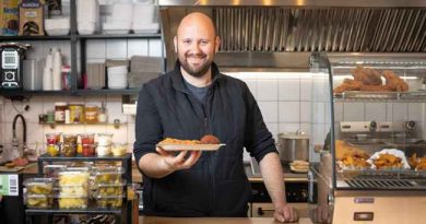 Félmillió sült csirkecomb az Óbudai Lacikonyhában. HOL Magazin 2025.