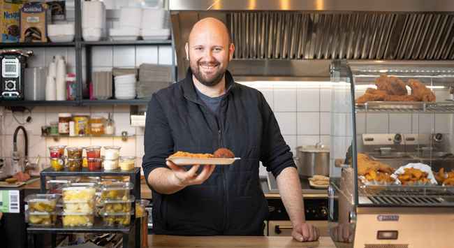 Félmillió sült csirkecomb az Óbudai Lacikonyhában. HOL Magazin 2025.