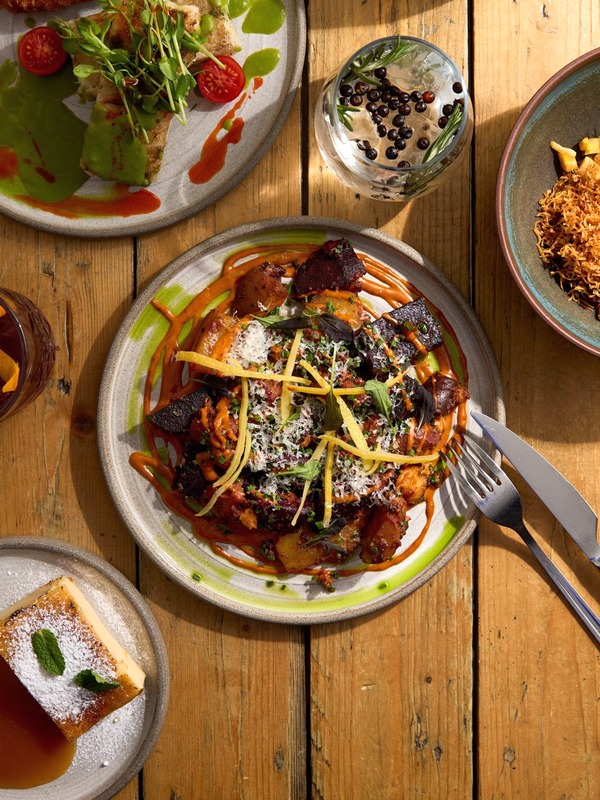 Sült téli zöldségek. Nagy Adri kecskeméti csárdahangulatú ételei a Madhouseban. HOL Magazin 2025.