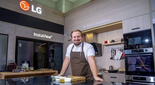 Tóth Szilárd SALT Chef az LG karácsonyi termékbemutatóján. HOL Magazin 2025.